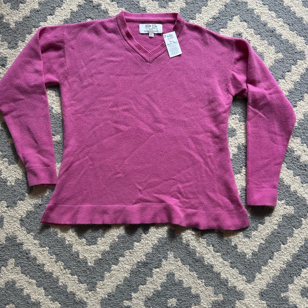 Kerry Woollen Mills V‑Neck Sweater in Bright Fuchsia Pink, CASHMERE/WOOL